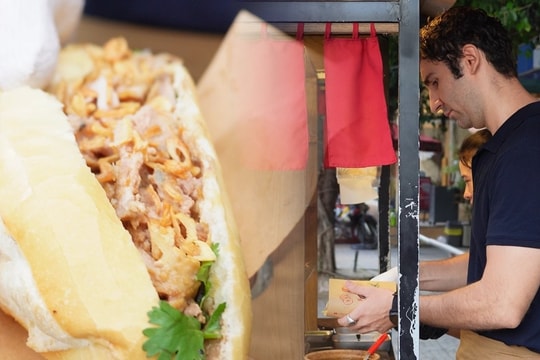 TPHCM: Anh Tây bán bánh mì, nói tiếng Việt sành sỏi hút khách ghé ăn