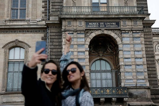 Khách đổ xô check in cửa sổ nơi nhóm trộm đột nhập bảo tàng Louvre