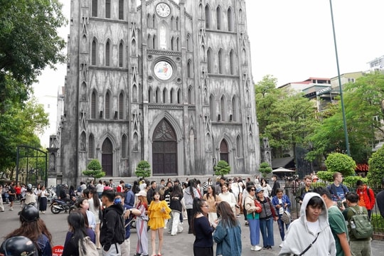 Khách đến Hà Nội 10 tháng đầu năm vượt cả năm 2024