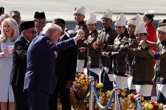 Điệu múa Malaysia ông Trump nhún nhảy ở sân bay có gì đặc biệt