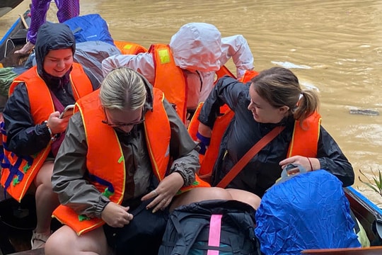 Dùng thuyền sơ tán khách Tây khỏi vùng ngập ở Hội An