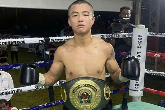 Võ sĩ muốn ly hôn vợ sau khi bị người lạ đấm