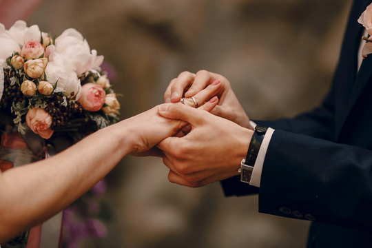 Lấy nhau 6 năm mới biết vợ là em họ