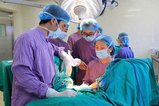 Cô gái đi khám vô kinh, phát hiện mình là đàn ông