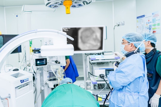 Sỏi lâu năm gây tắc ống mật người đàn ông