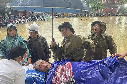Bệnh viện Huế ngập sâu, bệnh nhân được di dời khẩn cấp