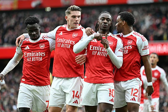 Neville: 'Chức vô địch nằm trong tay Arsenal'