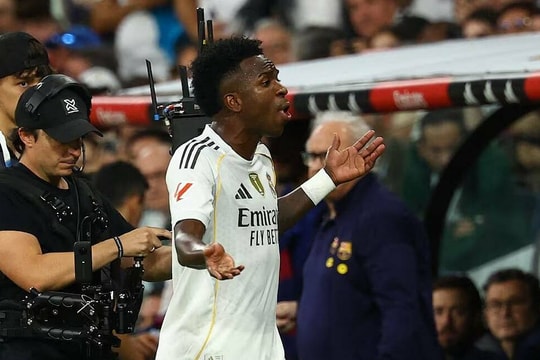 Vinicius doạ rời Real khi bị thay ra ở El Clasico