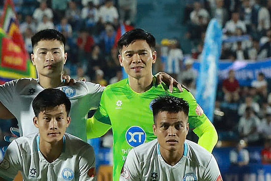 Nam Định suýt phải đưa thủ môn lên đá tiền đạo ở V-League