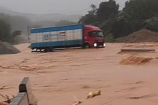 Cao tốc La Sơn - Hòa Liên ngập nước, xuất hiện vết nứt