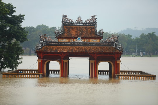 Lũ bủa vây đô thị Huế