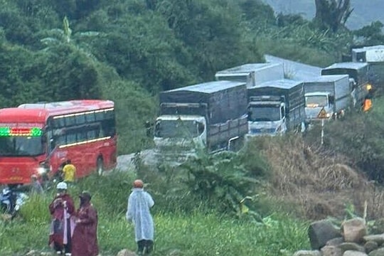 Đường nối Mũi Né - Đà Lạt ùn tắc do sạt lở đèo Đại Ninh