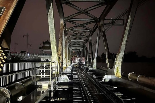 Điều tàu hàng 700 tấn ngăn lũ cuốn trôi cầu Bạch Hổ