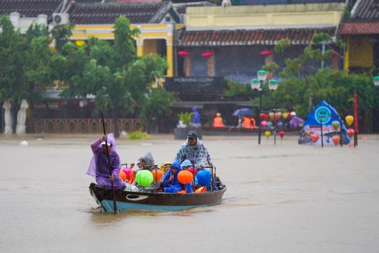 Hội An sơ tán du khách khỏi vùng ngập gần 2 m