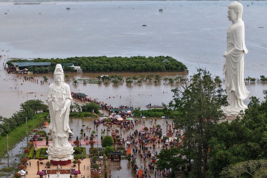 Đông nghịt người lội nước viếng chùa Núi Nổi miền Tây