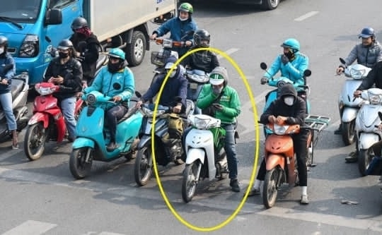 Luật sư: Dùng điện thoại khi dừng đèn đỏ chưa bị phạt