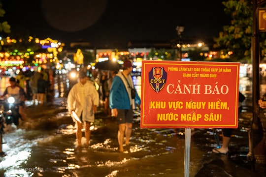 Lũ dâng trong đêm ở phố cổ Hội An