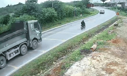 Ôtô con lật ngửa vì tránh xe tải ngược chiều