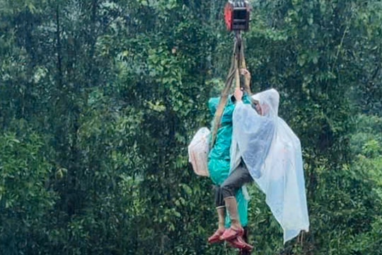 Lũ nhấn chìm nhà cửa, uy hiếp người dân từ Huế đến Quảng Ngãi