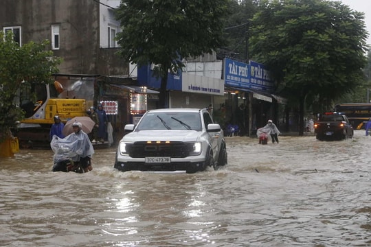 Lũ lên nhanh, giao thông qua Huế tê liệt