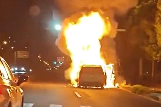 Xe điện bốc cháy khi đang chạy dù không va chạm