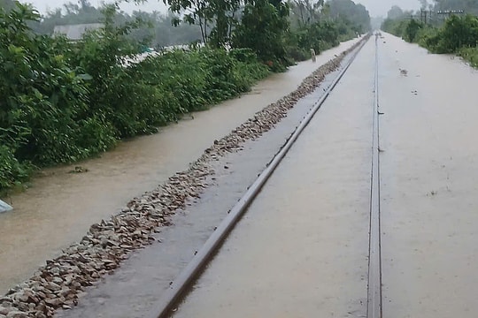 Giao thông Bắc Nam qua Huế tê liệt vì mưa lũ