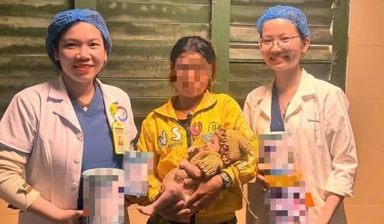 Trẻ 5 ngày tuổi nguy kịch vì mẹ cho ăn cơm