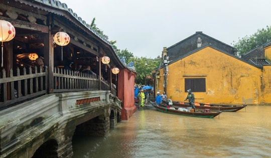 Phóng sự ảnh: Hội An ngập nặng, người dân chèo thuyền đi trong phố cổ