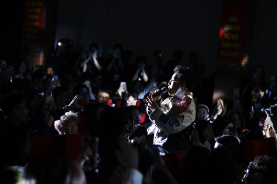 Kai Đinh mang 'Lễ đường' đến đêm nhạc Học viện Báo chí và Tuyên truyền