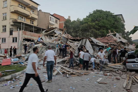 Động đất 6,1 độ Richter làm rung chuyển Thổ Nhĩ Kỳ, nhiều tòa nhà bị hư hại