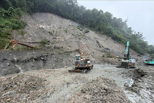 Đèo Lo Xo sạt lở nghiêm trọng, nhiều điểm chia cắt hoàn toàn