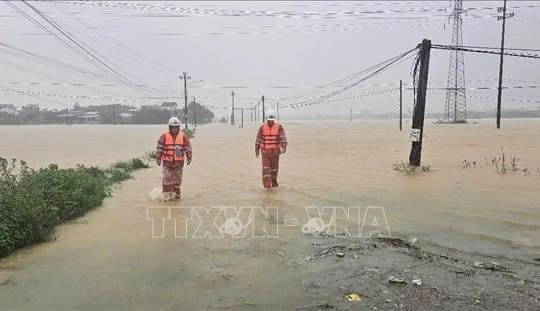 Theo sát mức lũ để khôi phục lại cấp điện cho người dân