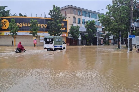 Huế: Lũ trên các sông vẫn còn ở mức rất cao