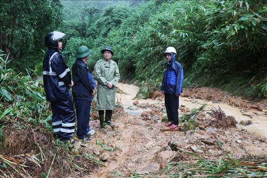 Chủ tịch UBND tỉnh Quảng Ngãi kiểm tra, chỉ đạo khắc phục các điểm sạt lở ở miền núi