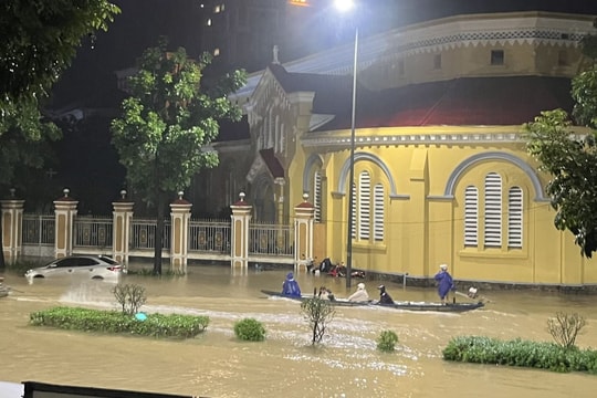 Thời tiết ngày 28/10: Mưa lớn gây lũ chồng lũ, nhiều nơi ở Huế và Đà Nẵng ngập sâu