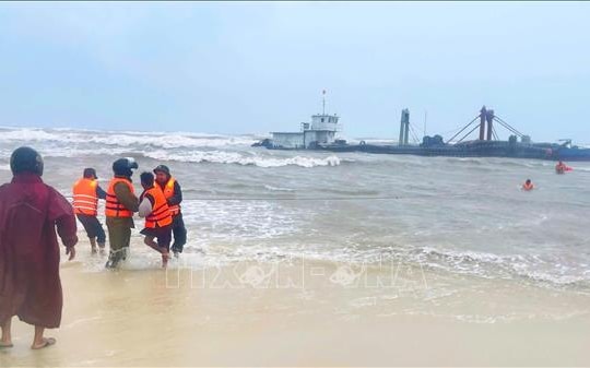 Đưa các thuyền viên trên tàu gặp nạn vào bờ an toàn