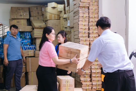 Hơn 70 tấn hàng cứu trợ 'lên đường' ra miền Trung và miền Bắc