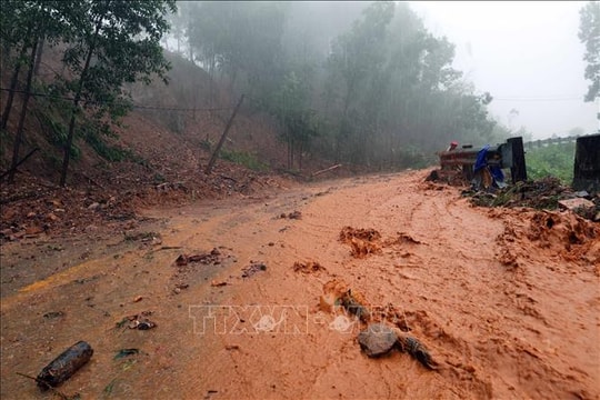 Mưa lũ gây ra nhiều thiệt hại nghiêm trọng tại khu vực miền Trung