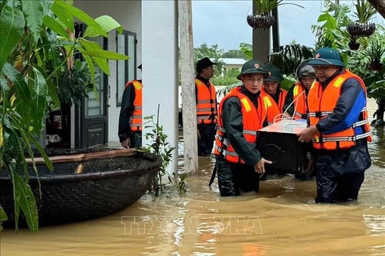 Khẩn trương ứng cứu, đưa người dân Đà Nẵng ở khu vực ngập sâu đến nơi an toàn