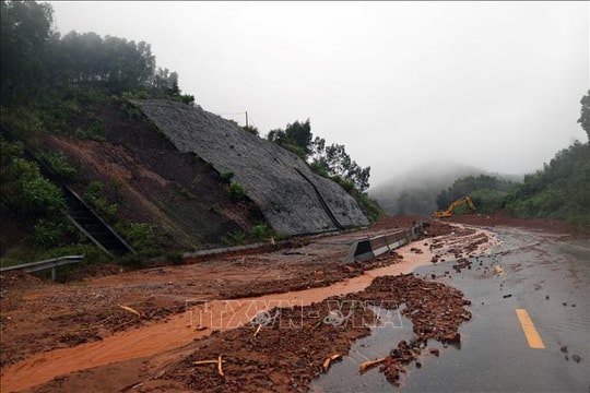 Huế: Sạt lở nghiêm trọng trên nhiều tuyến đường giao thông miền núi