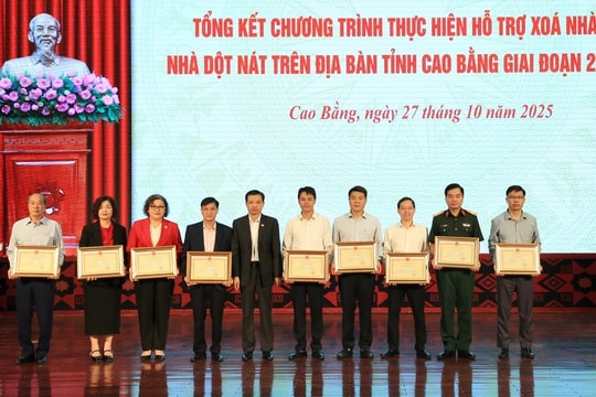Báo Dân trí nhận bằng khen trong công tác xóa nhà tạm tại Cao Bằng