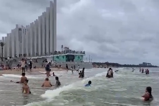 Nước biển ở Vũng Tàu có màu xanh khác lạ