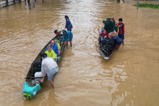 Khách Tây 'sốc' trước cảnh lũ lụt lên nhanh ở Huế, Hội An
