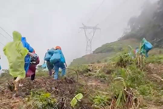 Băng rừng, lội suối cứu trợ người mắc kẹt trên đèo Lò Xo