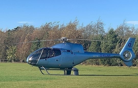 Làng quê náo loạn vì trực thăng của khách ăn sáng