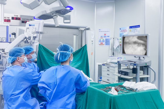 Mổ nội soi đoạn nhũ, tái tạo ngực chữa ung thư vú