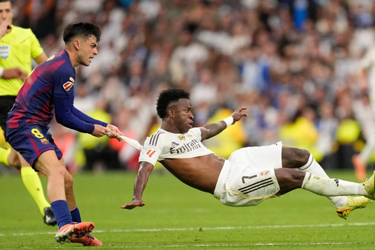 Wenger: 'Real gặp Barca như người lớn đấu trẻ con'