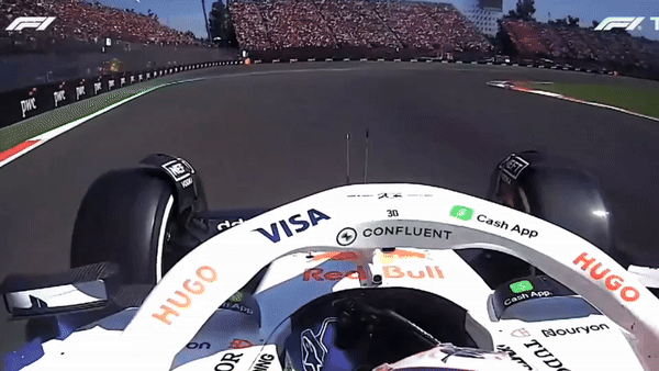 Xe F1 suýt đâm vào nhân viên an ninh