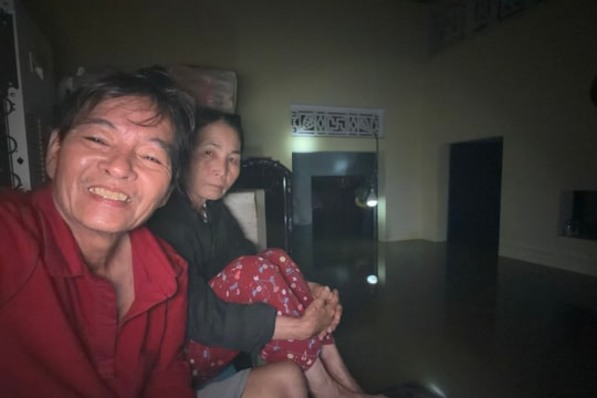 Người Huế trắng đêm canh lũ