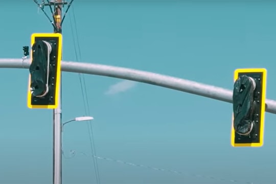 Mất 10 tháng để bật một đèn giao thông